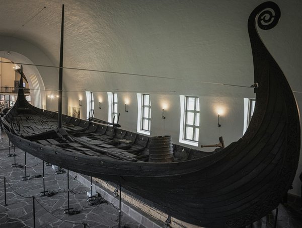 Comment trouver une croisière qui explore les impacts des invasions vikings sur les cultures côtières européennes?