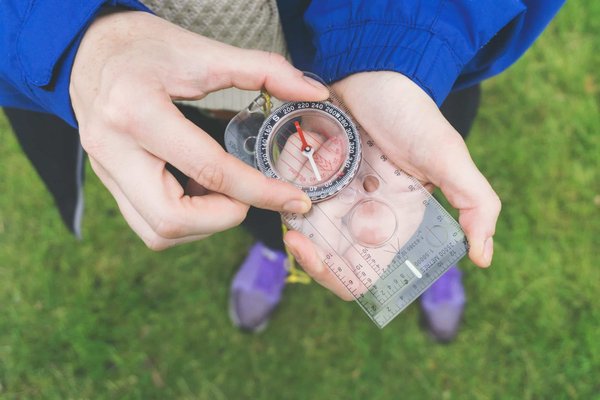 Quelle croisière propose une expérience de navigation traditionnelle avec les peuples autochtones de Polynésie?